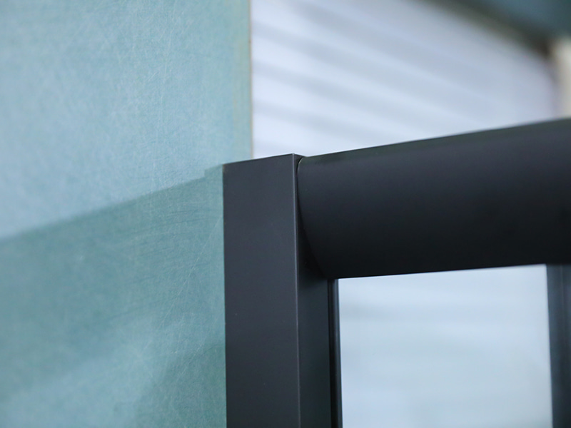 RE Mampara de ducha corrediza, vidrio templado transparente con impresión, perfil de aluminio negro, manija de doble orificio, con bandeja RE Mampara de ducha corrediza, vidrio templado transparente con impresión, perfil de aluminio negro, manija de doble orificio, con bandeja