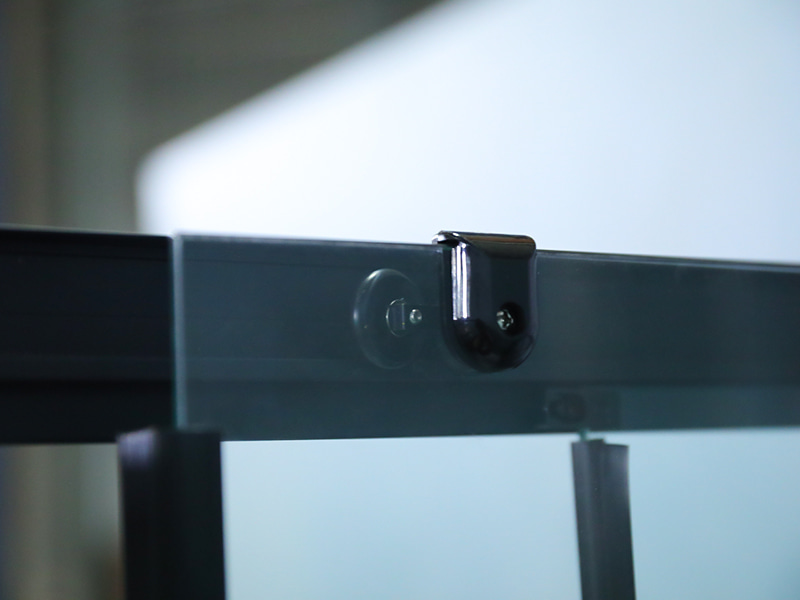 RE Mampara de ducha corrediza, vidrio templado transparente con impresión, perfil de aluminio negro, manija de doble orificio, con bandeja RE Mampara de ducha corrediza, vidrio templado transparente con impresión, perfil de aluminio negro, manija de doble orificio, con bandeja