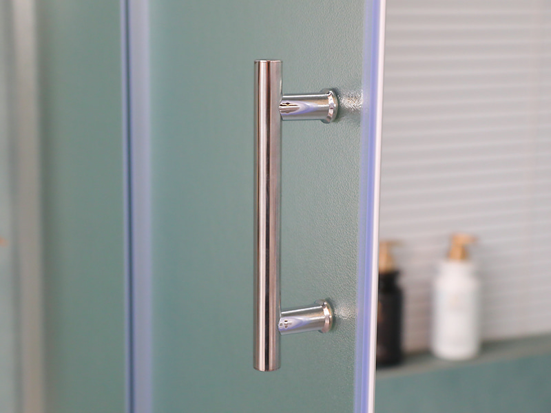 Mampara de Ducha Corredera RE, Vidrio Templado Mate, Perfil de Aluminio Cromado, Manija de Doble Orificio, Con Bandeja Mampara de Ducha Corredera RE, Vidrio Templado Mate, Perfil de Aluminio Cromado, Manija de Doble Orificio, Con Bandeja