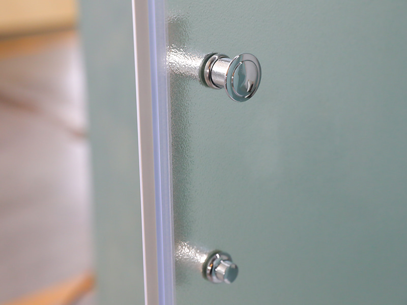 Mampara de Ducha Corredera RE, Vidrio Templado Mate, Perfil de Aluminio Cromado, Manija de Doble Orificio, Con Bandeja Mampara de Ducha Corredera RE, Vidrio Templado Mate, Perfil de Aluminio Cromado, Manija de Doble Orificio, Con Bandeja