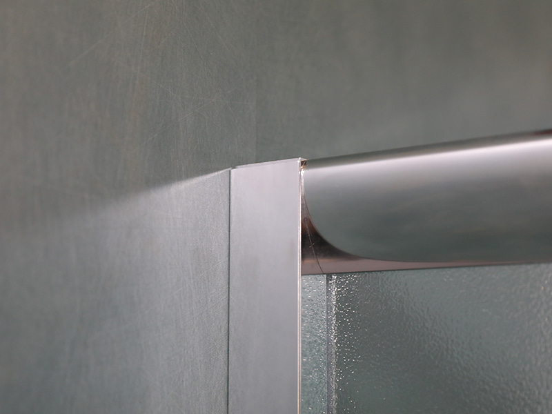 Mampara de Ducha Corredera RE, Vidrio Templado Mate, Perfil de Aluminio Cromado, Manija de Doble Orificio, Con Bandeja Mampara de Ducha Corredera RE, Vidrio Templado Mate, Perfil de Aluminio Cromado, Manija de Doble Orificio, Con Bandeja