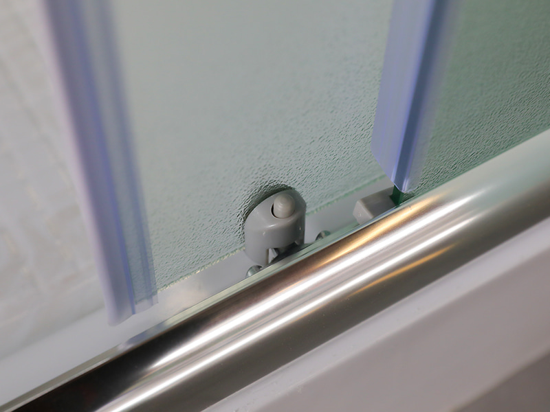 Mampara de Ducha Corredera RE, Vidrio Templado Mate, Perfil de Aluminio Cromado, Manija de Doble Orificio, Con Bandeja Mampara de Ducha Corredera RE, Vidrio Templado Mate, Perfil de Aluminio Cromado, Manija de Doble Orificio, Con Bandeja