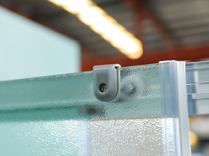 Mampara de Ducha Corredera RE, Vidrio Templado Mate, Perfil de Aluminio Cromado, Manija de Doble Orificio, Con Bandeja Mampara de Ducha Corredera RE, Vidrio Templado Mate, Perfil de Aluminio Cromado, Manija de Doble Orificio, Con Bandeja