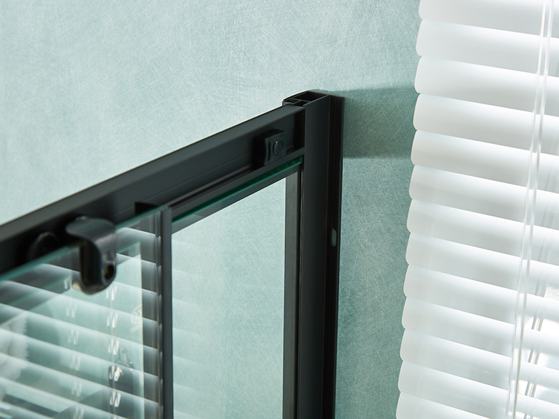 Mampara de ducha corrediza SQ, vidrio templado transparente, perfil de aluminio negro, manija con orificios dobles, con bandeja Mampara de ducha corrediza SQ, vidrio templado transparente, perfil de aluminio negro, manija con orificios dobles, con bandeja